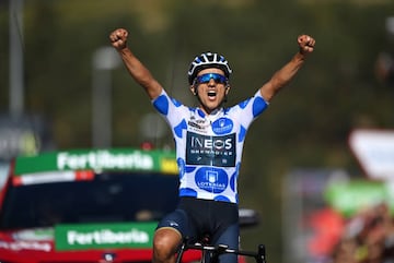 Richard Carapaz celebra su victoria en Navacerrada, su tercera etapa en esta Vuelta, enfundado en el maillot de lunares de líder de la Montaña.