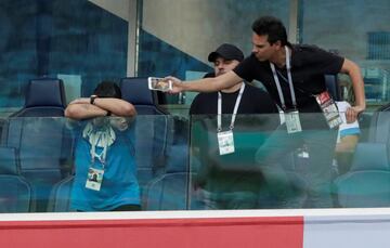 Maradona la grada del estadio San Petersburgo.