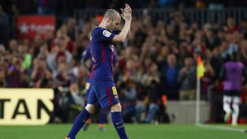 Iniesta, retir&aacute;ndose del terreno de juego en el Cl&aacute;sico.