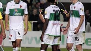 <b>RODEADO. </b>El colegiado Piñeiro Crespo fue el centro de la iras de los jugadores de la Unión Deportiva en el Martínez Valero.