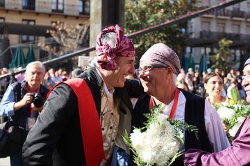 Dos hombres vestidos con el tradicional traje de maño durante la tradicional ofrenda de flores a la Virgen del Pilar.