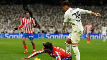 Raúl Asencio lucha con Giuliano Simeone en el derbi del pasado sábado.
