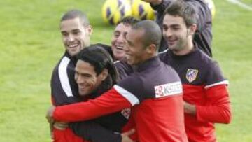 <b>DIVERSIÓN. </b>Falcao rodeado por Mario, Cebolla, Miranda y Adrián.