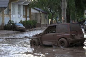 La cantidad de lluvia caída en poco tiempo en Copiapó, una zona desértica del norte de Chile, provocó el desborde del río y aluviones de barro y escombros. Chañaral también sufrió duras consecuencias.