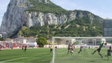 Un partido de f&uacute;tbol en Gibraltar, con el Pe&ntilde;&oacute;n al fondo.
 