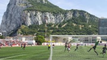 Un partido de f&uacute;tbol en Gibraltar, con el Pe&ntilde;&oacute;n al fondo.
 