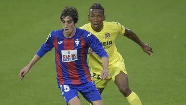 EIBAR, SPAIN - MARCH 14: Bryan Gil of SD Eibar is closed down by Pervis Estupinan of Villarreal CF during the La Liga Santander match between SD Eibar and Villarreal CF at Estadio Municipal de Ipurua on March 14, 2021 in Eibar, Spain. Sporting stadiums ar