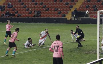 Dimitrievski mira el bal¨®n antes de estrellarse en el larguero tras el tiro de Riqui Puig desviado por un defensa del Rayo.