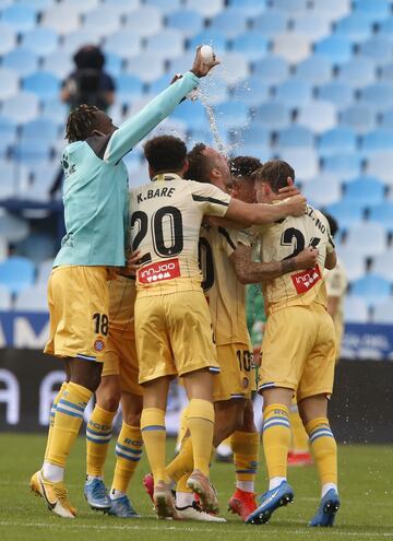 Los jugadores del Espanyol celebrando el ascenso matem¨¢tico a primera divisi¨®n