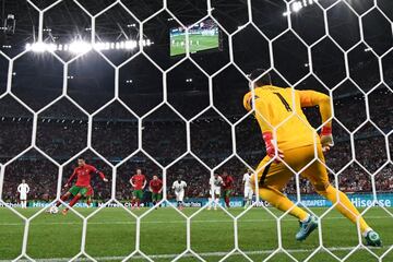 2-2. Cristiano Ronaldo marca de penalti el segundo gol de la selecci¨®n de Portugal.