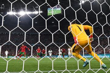 2-2. Cristiano Ronaldo marca de penalti el segundo gol de la selección de Portugal.