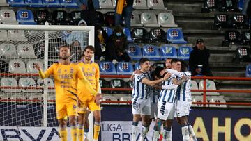 AME9692. PACHUCA (MÉXICO), 07/04/2022.- Víctor Guzmán de Pachuca festeja su gol con compañeros hoy, durante el encuentro de la jornada 09 del torneo Clausura 2022 del fútbol mexicano, entre los Tuzos del Pachuca y Tigres de la UANL, en el estadio Hidalgo de Pachuca (México). EFE/ David Martínez Pelcastre