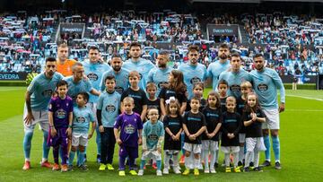 La formaci&oacute;n inicial del Celta posa antes del partido contra el Betis en Bala&iacute;dos.