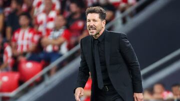 El entrenador del Atlético de Madrid, el argentino Diego Simeone, durante el partido de la cuarta jornada de LaLiga que Athletic de Bilbao y Atlético de Madrid disputan este sábado en San Mamés.