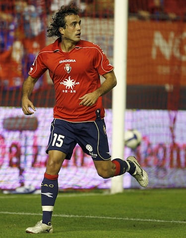 Defendió la camiseta del Osasuna en dos etapas diferentes: desde 1993 hasta 1996, y la temporada 2008-09. Jugó en el Barcelona desde 2005 hasta 2008. 