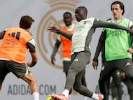 The list is completed by six youth academy players: Fran González and Javi Navarro, Jesús Fortea, Manuel Ángel and Thiago Pitarch and Daniel Yáñez.