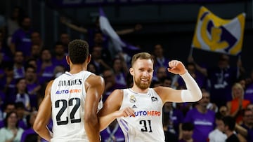 Dzanan Musa celebra con Edy Tavares una canastas del Madrid.