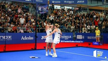 Paula, con las manos en la cara, y Ari tras ganar en Vigo.