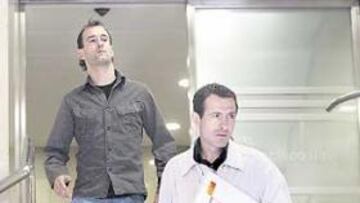 <b>CONTRARIADO. </b>Etxeberria, saliendo ayer de la Clínica San Francisco Javier con el doctor Angulo.