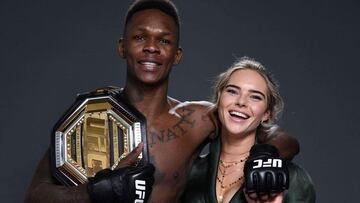 Israel Adesanya con su exnovia Charlotte Powdrell.