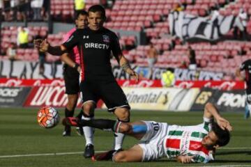 Decimotercera fecha, Campeonato de Apertura 2015.
El jugador de Colo Colo Emiliano Vecchio, izquierda, disputa el balón con Fernando Meza de Palestino durante el partido de primera división en el estadio Nacional de Santiago, Chile.