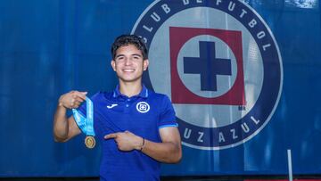 Javier Suárez después de ganar el campeonato de la Concacaf con Cruz Azul.