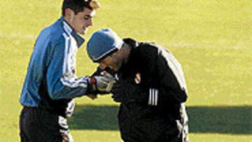 <b>LOS CRACKS BLANCOS PREPARAN EL DERBY</b>. Los titulares habituales del Madrid se entrenaron en la mañana de ayer. Zidane e Iker bromearon. El francés le metió siete goles en un improvisado partidillo.