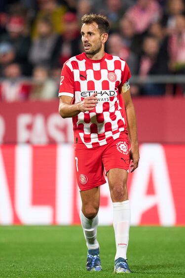 Tras más de siete años y más de 130 goles en el Girona se ha ganado con creces el brazalete. Es la referencia de la delantera del equipo que dirige Míchel. Cuando él no juega, Juanpe es el capitán.