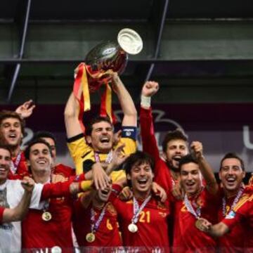 ÚLTIMO CAMPEÓN. Casillas levanta en Kiev la Eurocopa de 2012 tras golear a Italia en la final. España es la actual doble campeona de la competición, tras ganar también la de 2008.