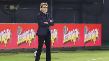 AME084. ASUNCI&Oacute;N (PARAGUAY), 08/10/2020.- El t&eacute;cnico de Per&uacute;, Ricardo Gareca, reacciona hoy, durante un partido de eliminatorias sudamericanas del Mundial de Catar 2022, en el estadio Defensores del Chaco de Asunci&oacute;n (Paraguay). EFE/ Nathalia Aguilar