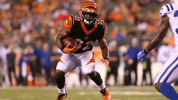 Los Miami Dolphins firmaron al jugador Mark Walton, quien enfrenta actualmente tres cargos judiciales por posesión de marihuana y otros problemas.