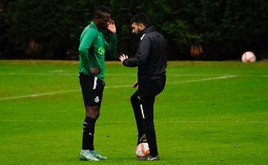 Soko en el taller y Pablo Torre con la gasolina justa