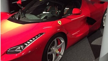 Lorenzo presume de 'LaFerrari', un coche de dos millones