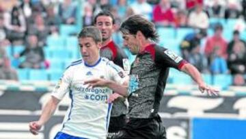 <b>PELEÓN. </b>David Bauzá brilló en La Romareda en labores de contención junto a Pape Diop.