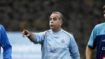 <b>CENTRADO. </b>Antonio Tapia, en el entrenamiento del conjunto blanquiazul, da órdenes a los jugadores de cara al próximo partido.