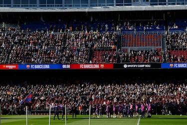 Alrededor de 23.000 espectadores, han acudido este viernes al Spotify Camp Nou para presenciar el entrenamiento que realiza el primer equipo masculino del Barcelona. Ha sido el primer evento abierto al público en el estadio desde el inicio de las obras de reconstrucción en el verano de 2023 y una prueba piloto para la futura reapertura en un partido oficial.