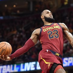 A LeBron le dan puntos, falla un mate cantado y gana el partido con un majestuoso último cuarto