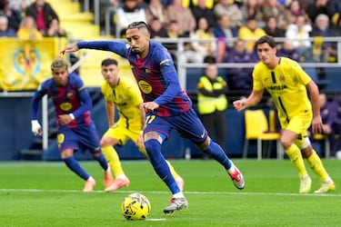 Raphinha marca el 0-1 de penalti al Villarreal. 