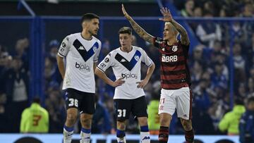 Flamengo's Brazilian forward Pedro (R) celebrates after scoring against Velez Sarsfield during their Copa Libertadores first leg semifinal football match between Velez Sarsfield and Flamengo, at the Jose Amalfitani stadium, in Buenos Aires, on August 31, 2022. (Photo by JUAN MABROMATA / AFP)