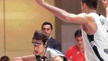 A LA CARRERA. Lucio y el Madrid impusieron su velocidad.