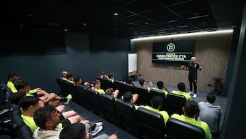 08-08-24. PABLO GONZÁLEZ FUERTES, ÁRBITRO ASTURIANO DE PRIMERA DIVISIÓN, SE DIRIGE A LA PLANTILLA DEL SPORTING EN LA CHARLA TÉCNICA QUE OFRECIÓ EN MAREO.