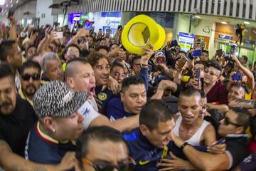 El Aeropuerto Internacional de la Ciudad de México vivió minutos caóticos ante la llegada del guardameta mexicano, ahora elemento de Las Águilas.