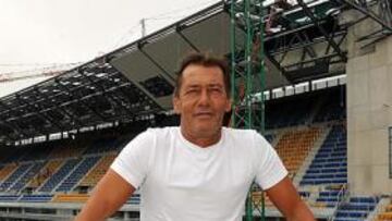<b>HISTÓRICO. </b>Mejías posa delante de la flamante nueva tribuna del estadio Ramón de Carranza.