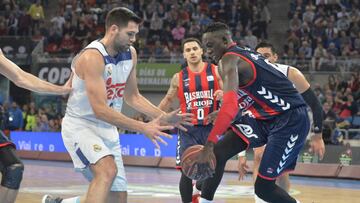 Felipe Reyes fue padre, viaj¨® a Madrid pero ya est¨¢ en Vitoria para la final