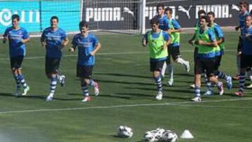 <b>UNA HORA REUNIDOS. </b>La plantilla regresó a los entrenamientos tras examinar los fallos ante el Betis. También se entrenaron por la tarde.