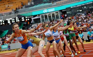 La neerlandesa Femke Bol (en primer término a la izquierda), que intentará lograr tres oros en los Mundiales de Budapest, se prerara para recoger el relevo de su compatriota en las semifinales de los 400 metros mixtos. La tensión en el rostro y el cuerpo de las atletas demuestra el momento de presión y adrenalina.