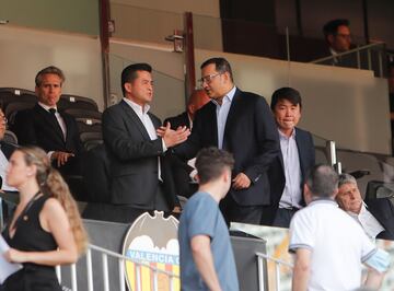 Anil Murthy, Joey Lim y Sean Bai, en el palco de Mestalla.