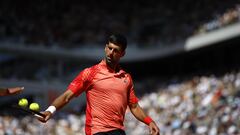 Paris (France), 29/05/2023.- Novak Djokovic of Serbia prepares to serve to Aleksandar Kovacevic of the USA in their Men's Singles first round match during the French Open Grand Slam tennis tournament at Roland Garros in Paris, France, 29 May 2023. (Tenis, Abierto, Abierto, Francia, Estados Unidos) EFE/EPA/YOAN VALAT
