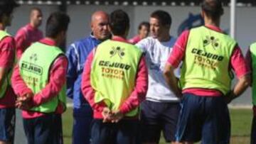 <b>ÓRDENES. </b>Carlos Ríos intenta recuperar a marchas forzadas al Recreativo.