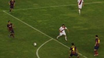 GOL DE UN PASE. Cesc marcó tras recibir de Xavi, que había recuperado el balón en el área rayista.